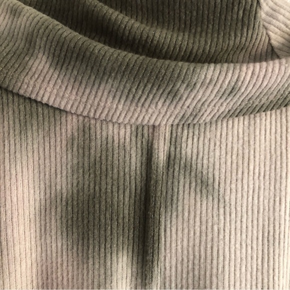 Status By Chenault Ribbed Tie Dye Cowl Neck Top Medium - Picture 6 of 9